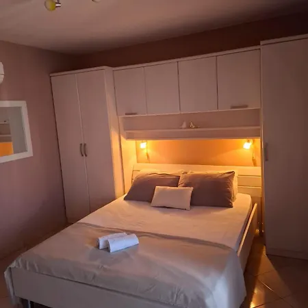 Happy Basset Terrace