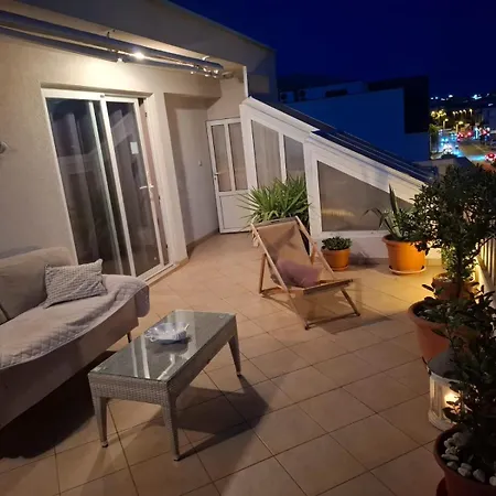 Happy Basset Terrace Makarska