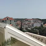 Happy Basset Terrace Makarska