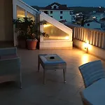 Happy Basset Terrace Apartment Makarska