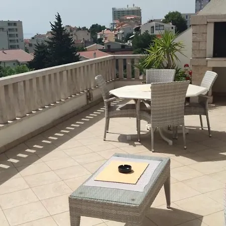 Happy Basset Terrace *