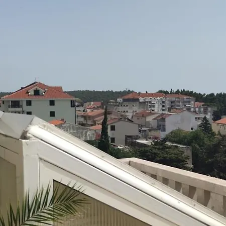 Happy Basset Terrace Makarska