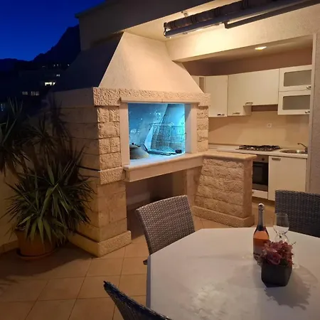 Happy Basset Terrace Apartment