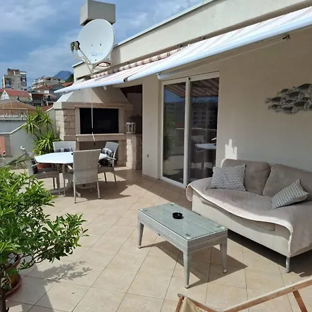 Happy Basset Terrace Makarska