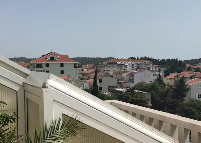 Happy Basset Terrace Makarska