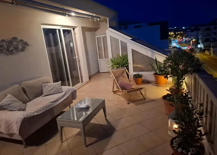 Happy Basset Terrace Makarska